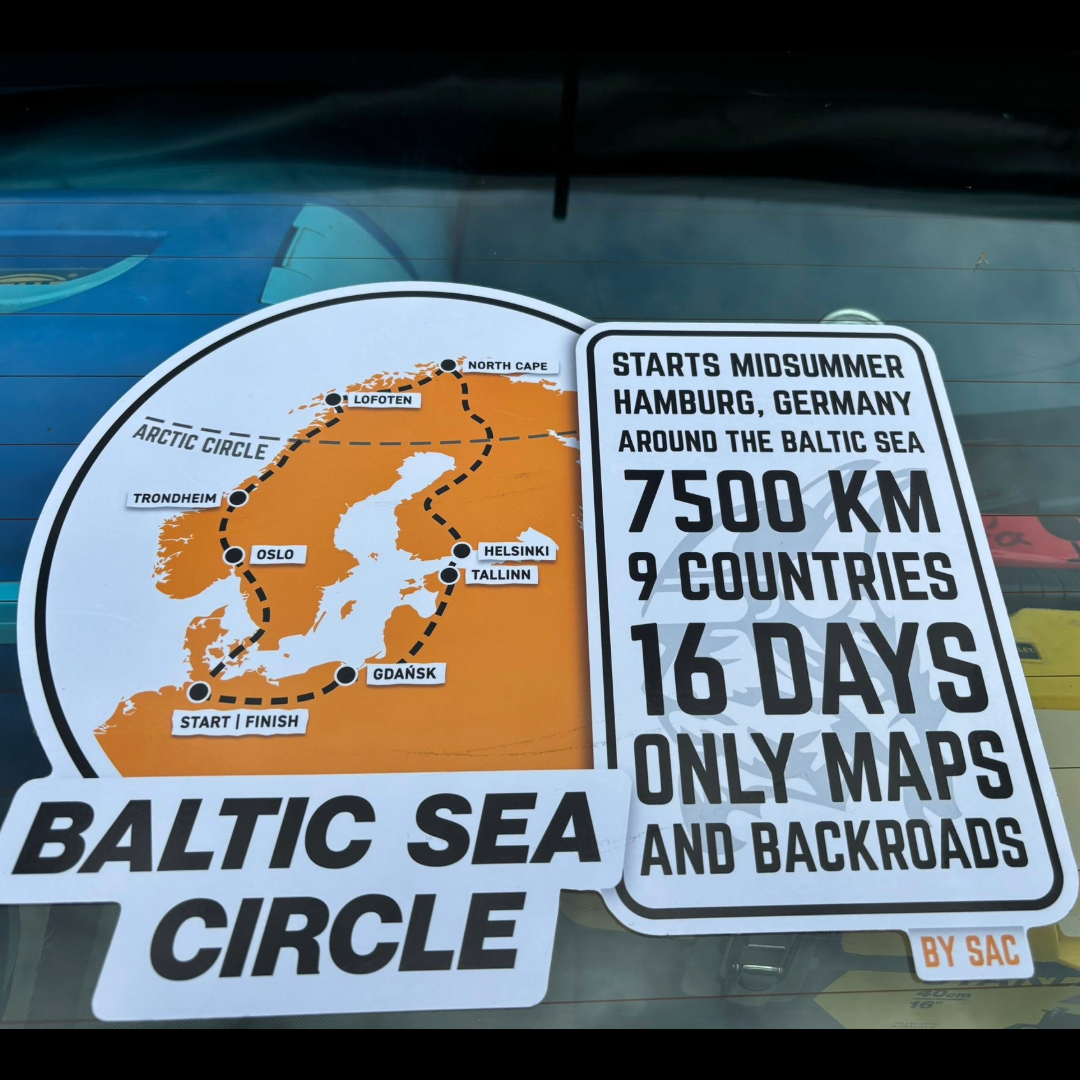 Aufkleber für den Baltic Sea Circle. Zeigt eine Karte mit Routen durch 9 Länder um die Ostsee. Text: "Startet Mittsommer in Hamburg, Deutschland. 7500 km, 16 Tage, nur Karten und Nebenstraßen."