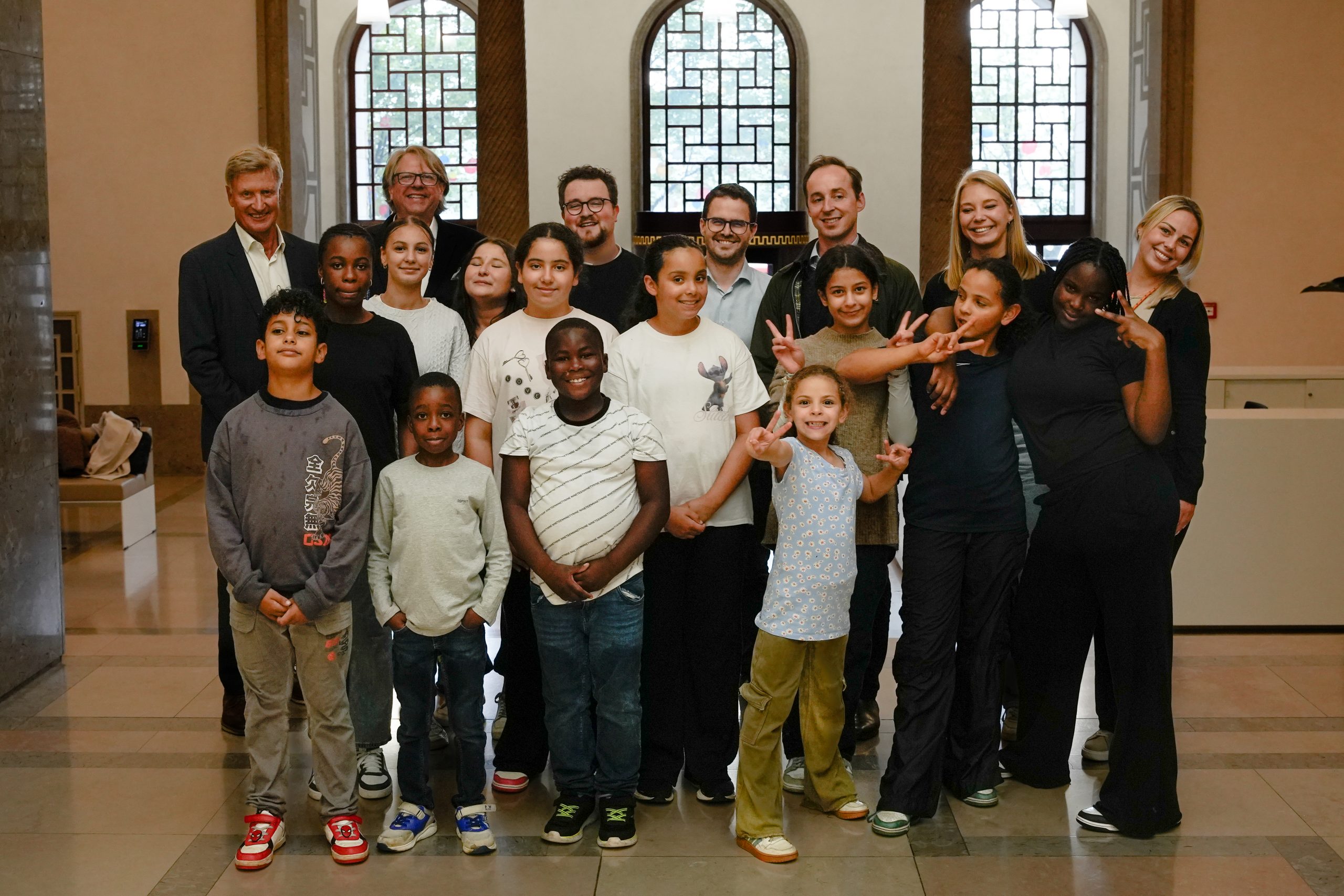 Gruppenbild mit einer Kindergruppe vom ASB Löwenhaus und dem Schirmherr von Kitz4Kids, Ole von Beust