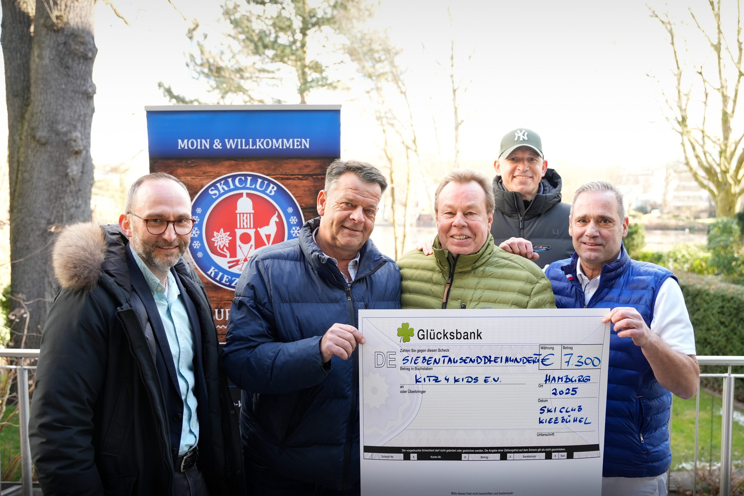 Mitglieder von Kitz4Kids erhalten einen Scheck durch Mitglieder des Skiclub Kitzbühel