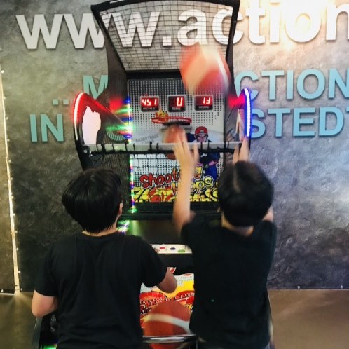 Zwei Personen schauen auf eine interaktive Tafel.